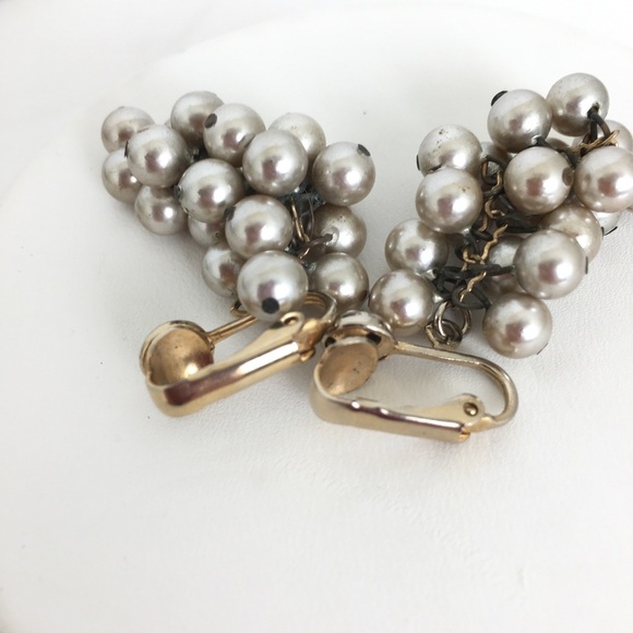Vintage Pearl Cluster Dangle Clip On Earrings Collectable Estate Costume Jewelry - Picture 9 of 10